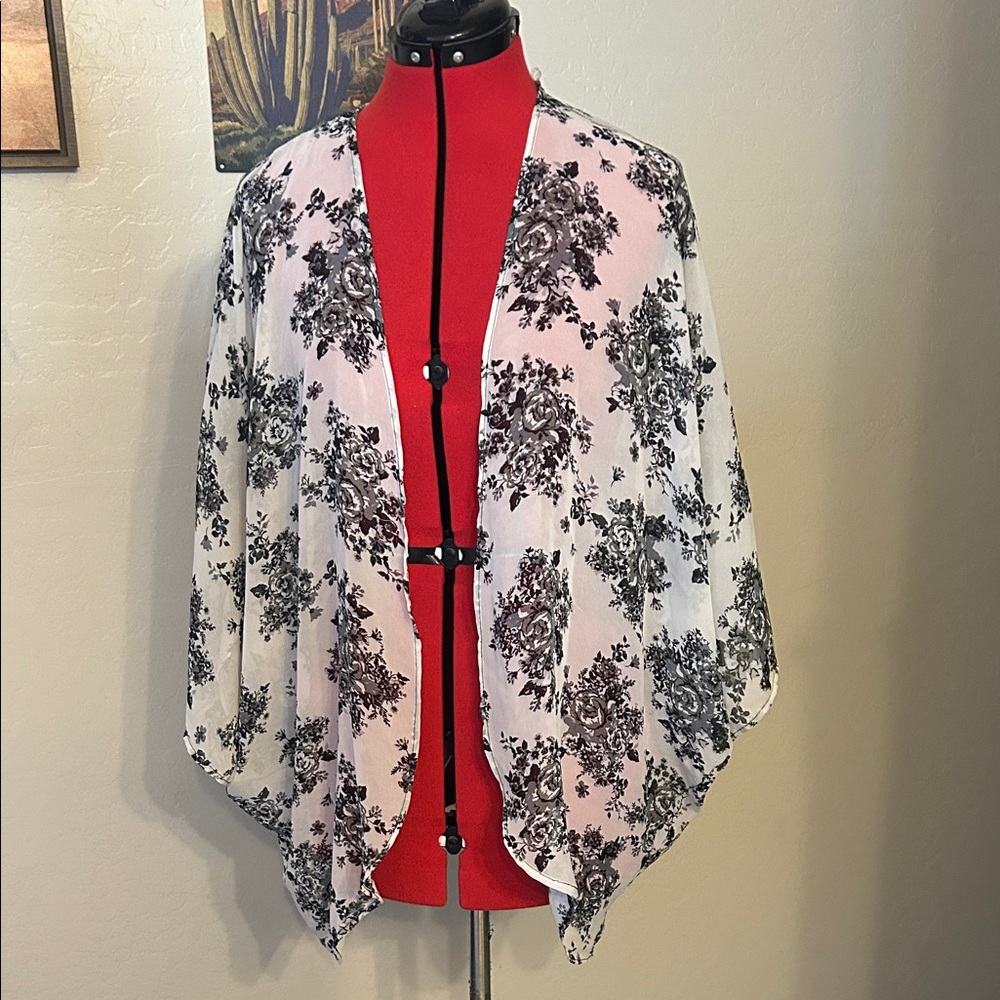 Elegant short Floral Black and White Women's Kimono M/L